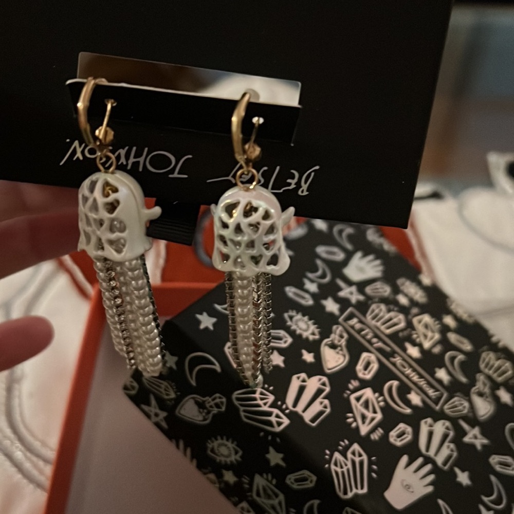 Betsey Johnson Ghost Pearl Rhinestone Earrings NEW in Hallloween theme gift box - Picture 9 of 10